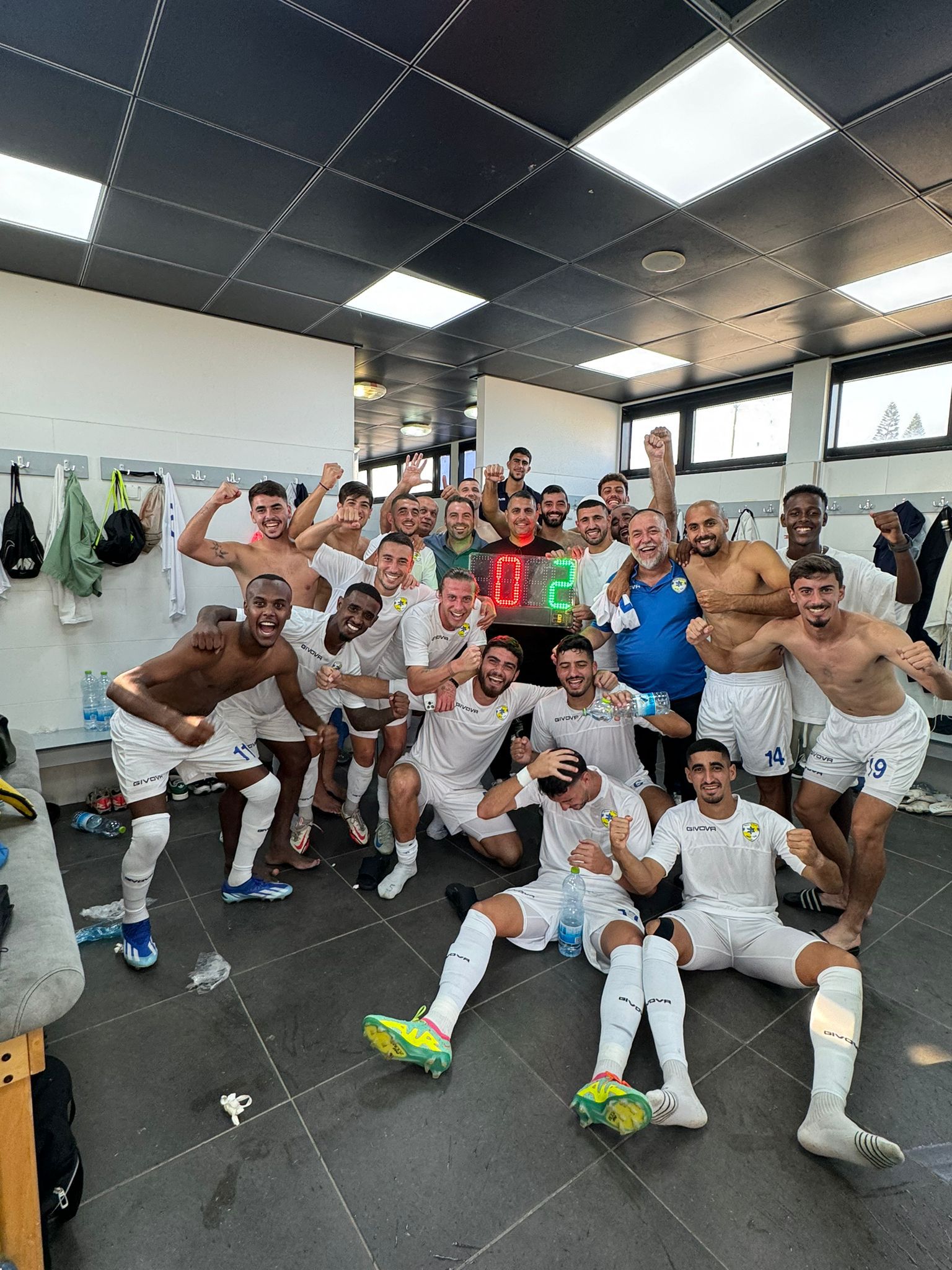 שחקני יבנה בסיום המשחק